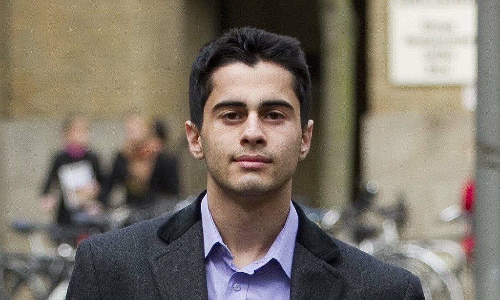 Мустафа Аль-Бассам — смеется над безопасностью